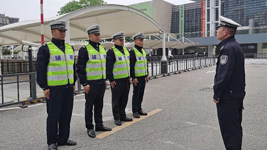 警保聯(lián)動(dòng) 疏導(dǎo)交通 共筑“五一”順暢